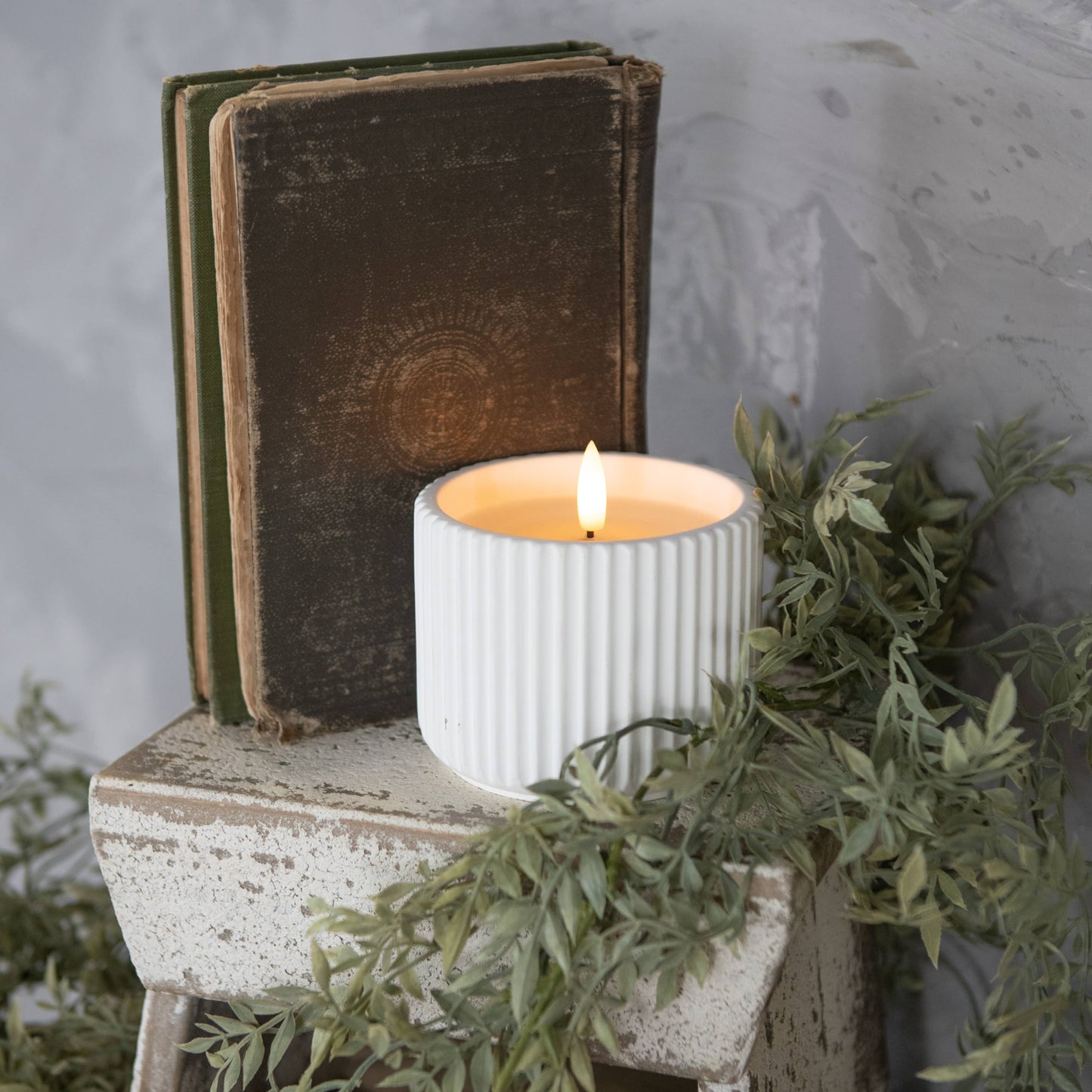 3D FLAME RIBBED CEMENT CANDLE